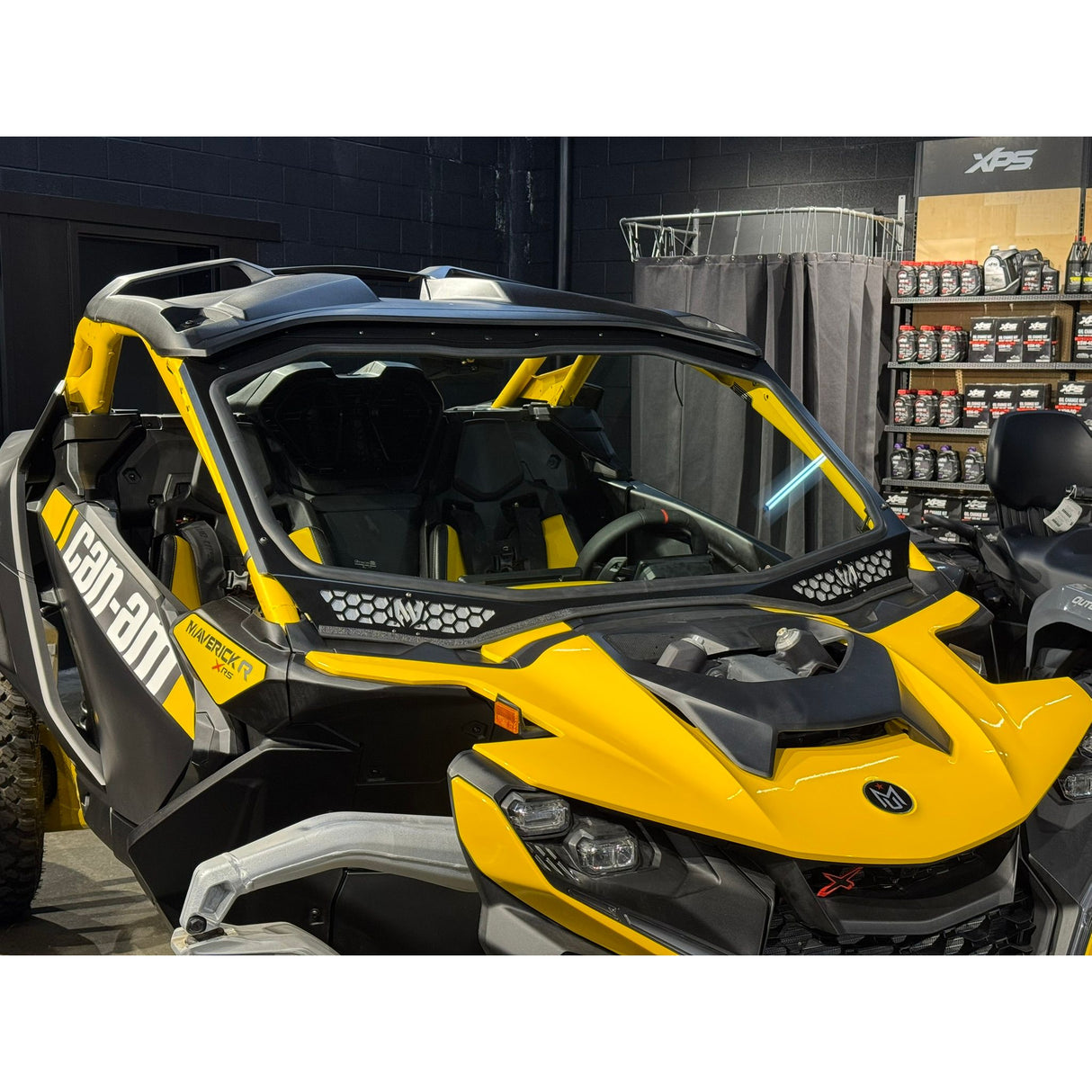 MotoArmor - Maverick "R" Vented Full Glass Windshield with Wipers