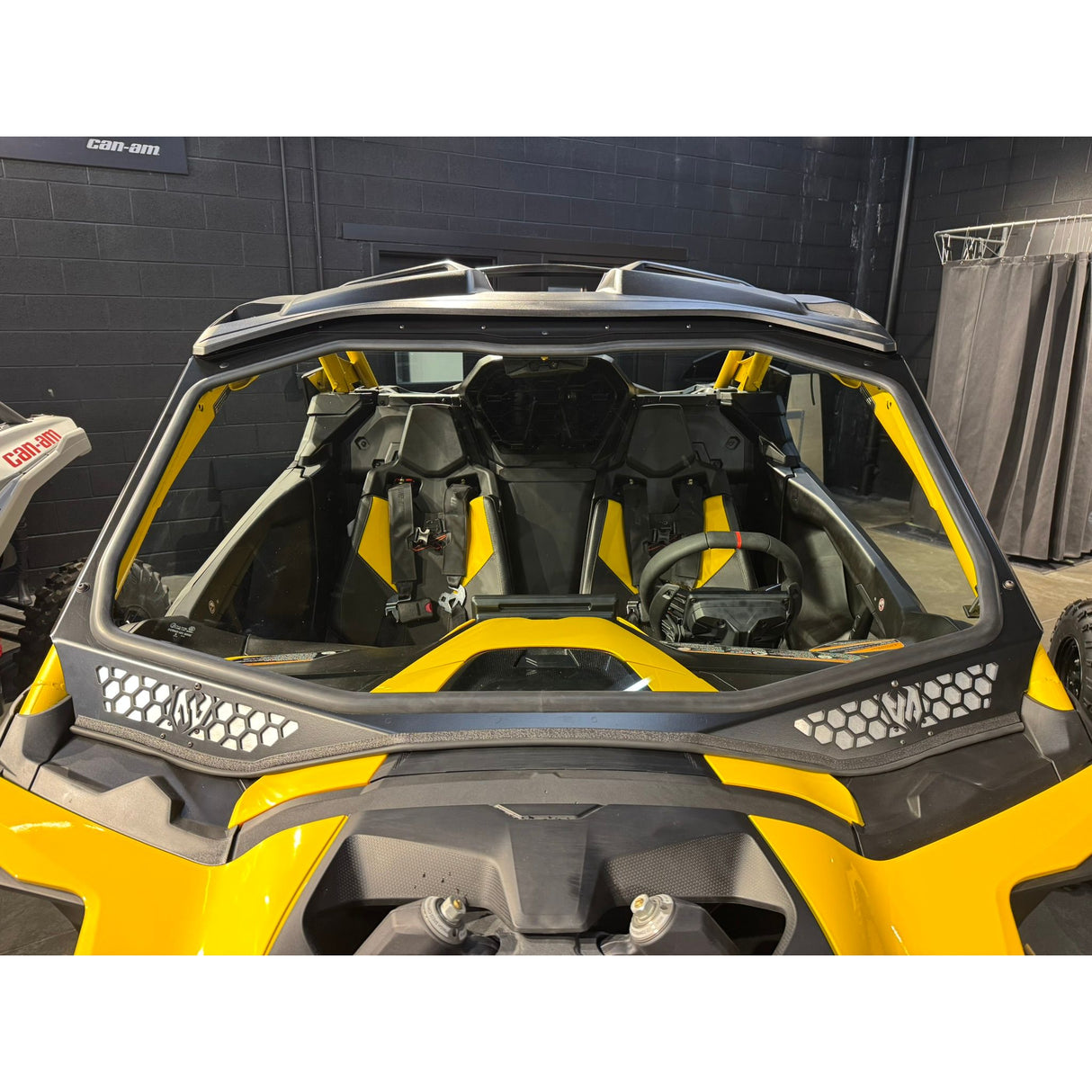 MotoArmor - Maverick "R" Vented Full Glass Windshield with Wipers