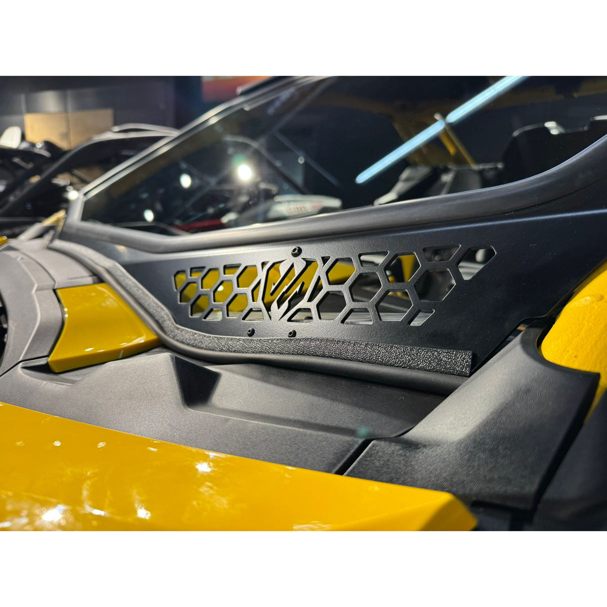 MotoArmor - Maverick "R" Vented Full Glass Windshield with Wipers